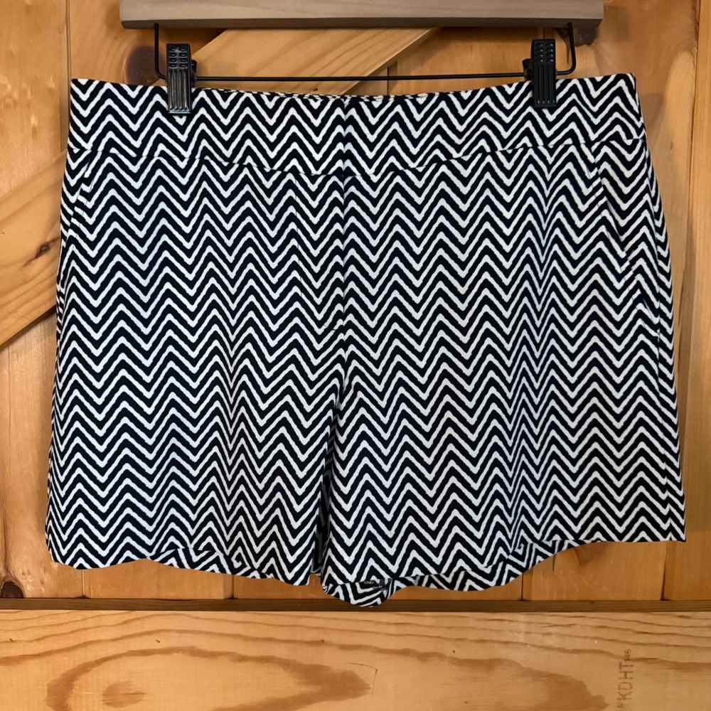Ann Taylor Chevron Shorts Womens 6 Black White Zig Zag Print Tailored Retro Chic